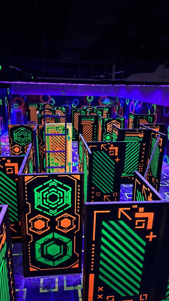 Неоновая арена лазертага в LaserLand Краснодар