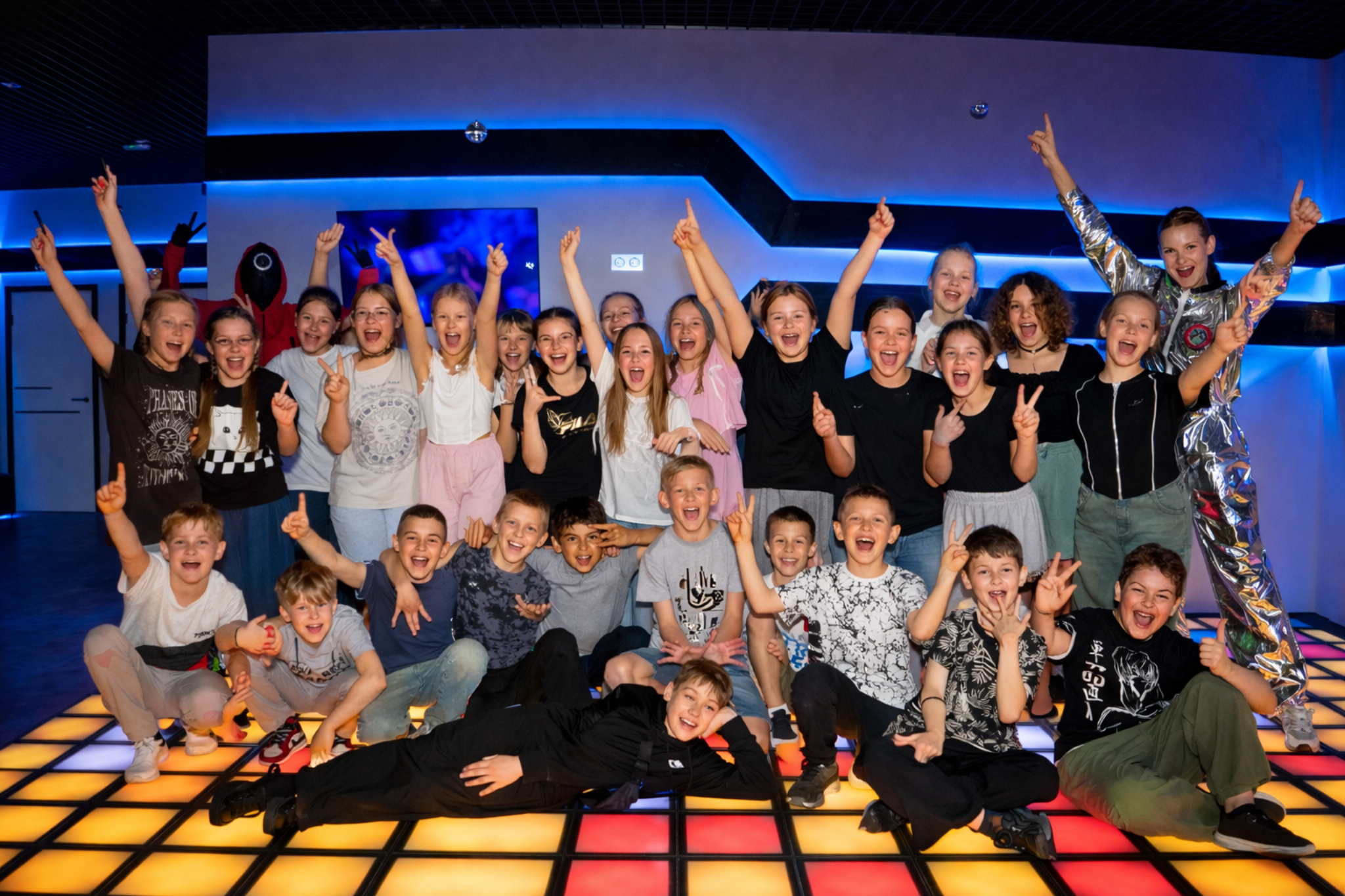 Большая компания детей на пиксельном полу в LaserLand Краснодар
