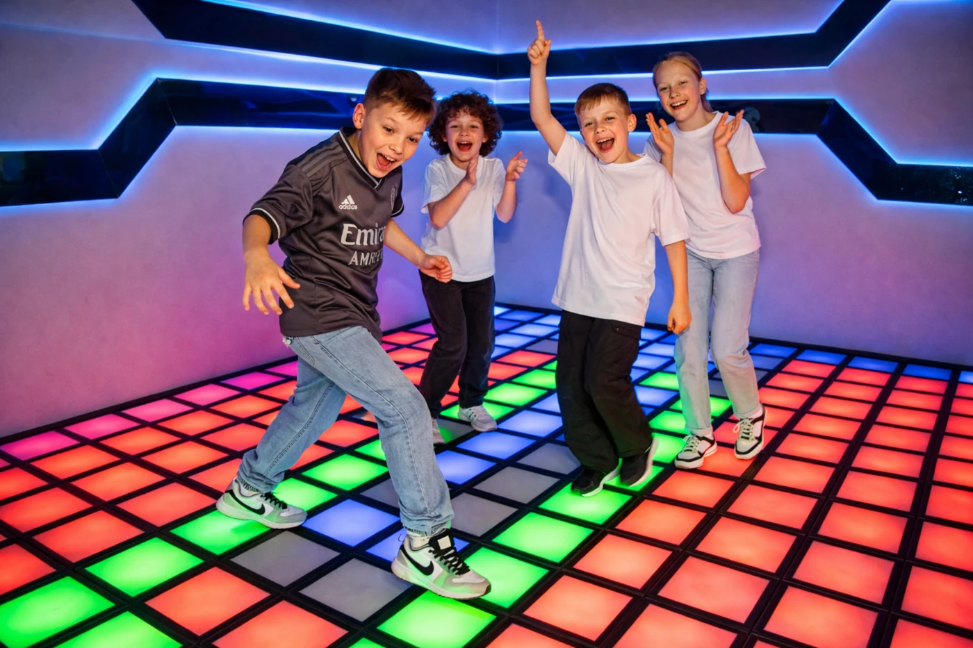 Дети на пиксельном полу на празднике в LaserLand Краснодар